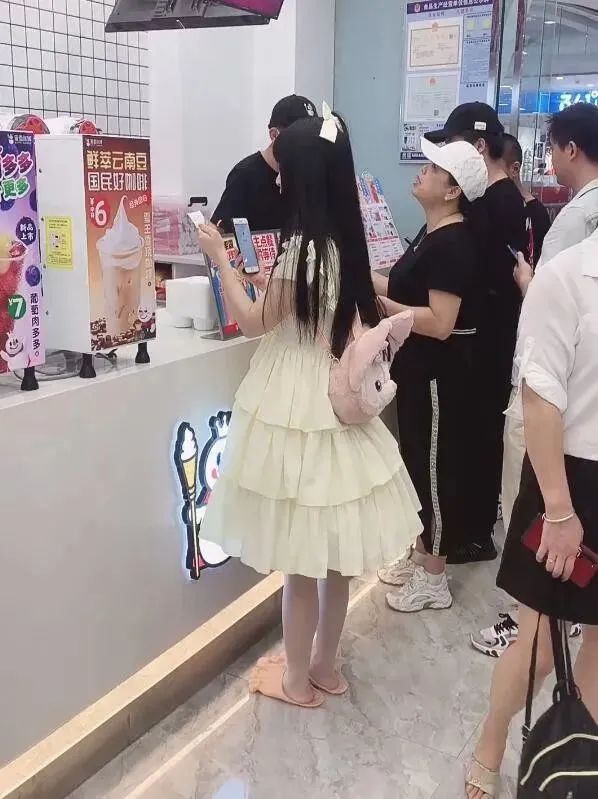 妹子窮的絲襪都破了！插圖10