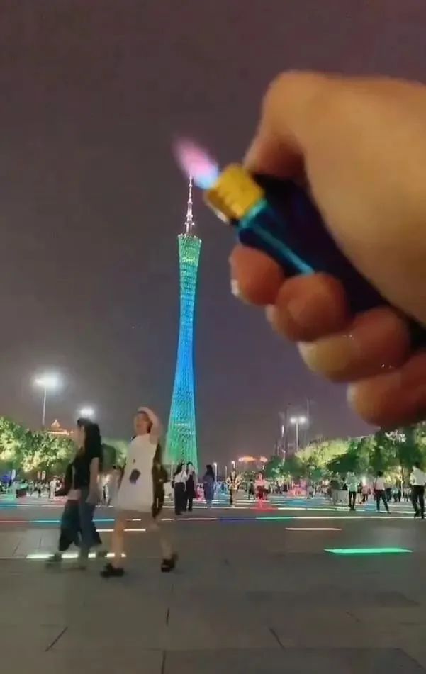 妹子窮的絲襪都破了！插圖22