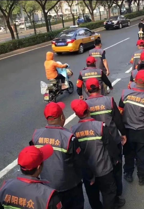 小姐姐?睡過(guò)站了，要不要叫醒她？插圖7