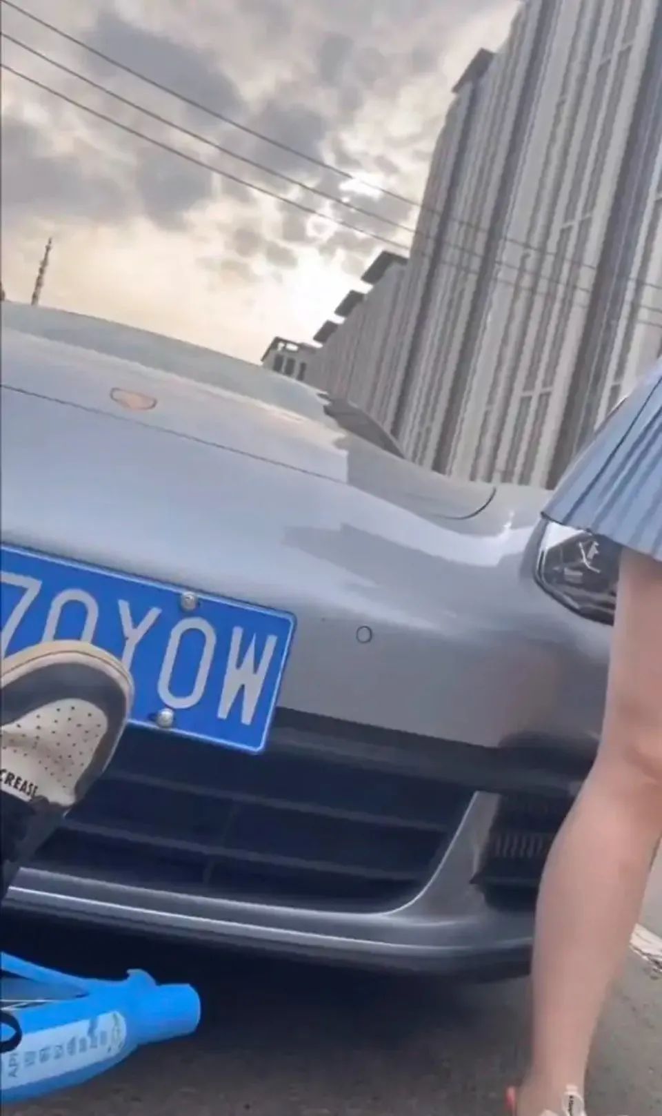 小姐姐?睡過(guò)站了，要不要叫醒她？插圖28