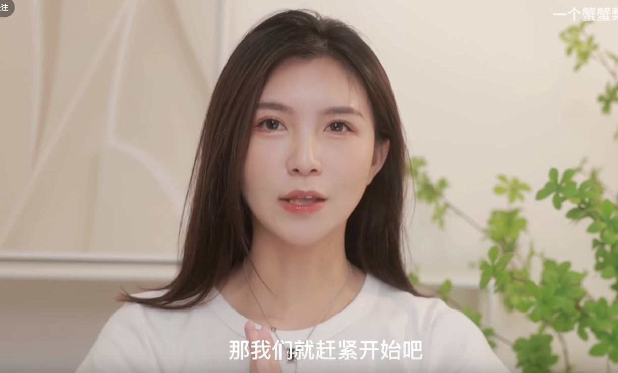 B站一個(gè)蟹蟹梨酷似“蒂法”爆火小姐姐火了，也有點(diǎn)像鄒兆龍！插圖