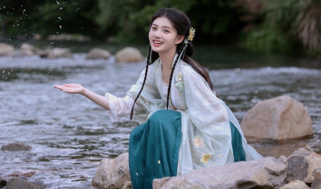14歲童星拍國風(fēng)cos多絕 美成了神仙姐姐劉亦菲？插圖6